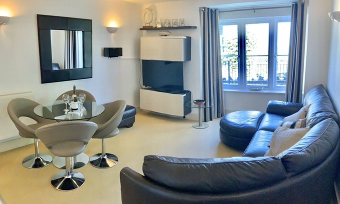 Saundersfoot Apartment | Pebbles Superb Apartment/Woodland & Sea View/Short Walk Beach/Free Parking &WiFi