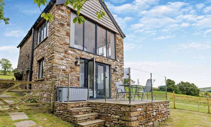 New Mills House | Peeb’s Palace at Tanpits Farm