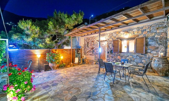 Livadia House | "PefkoPetro" Traditional House