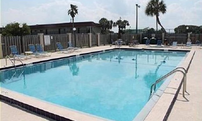 Crescent Beach Condo | Pelican Inlet Retreat: Beach Access, Pool & Tennis