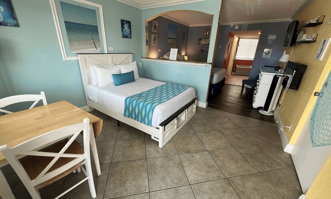 Clearwater Beach Condo | Pelican Pointe 414:Walk to Beach~Pool~Free Parking