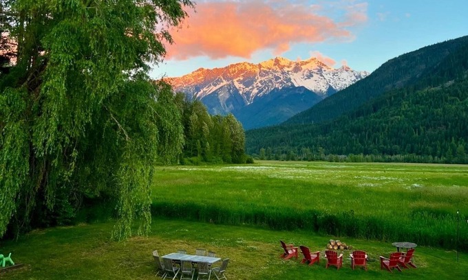 Pemberton House | Pemberton home with hot tub & sauna – 30 minutes from Whistler Village