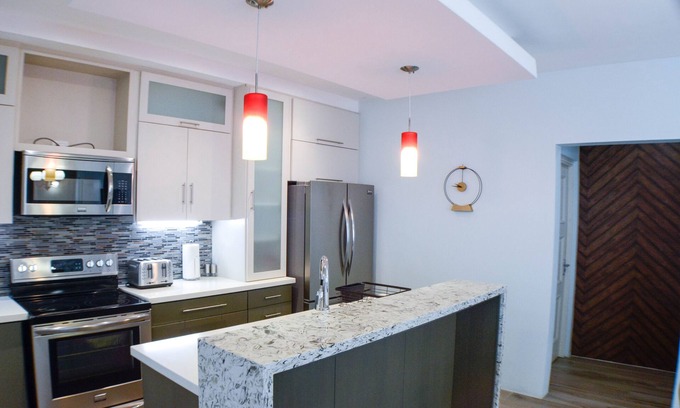 Downtown Apartment | Pen Manor: Modern 2 Bedroom Apartment