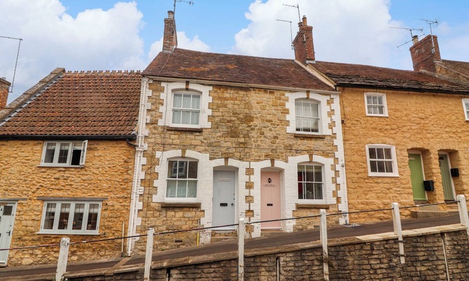 Sherborne Cottage | PENDENNIS, family friendly, with a garden in Sherborne