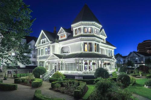 Inner Harbour Hotel | Pendray Inn and Tea House