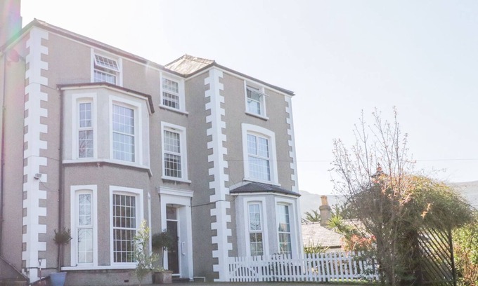 Penmaenmawr House | PENHOLM, pet friendly, country holiday cottage in Penmaenmawr