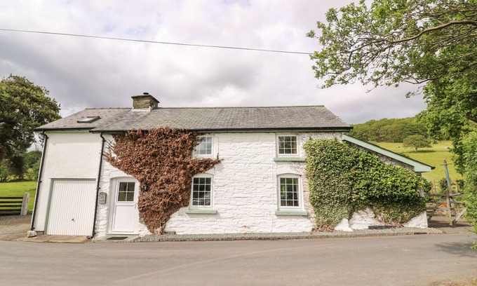Rhayader Cottage | PENLONE COTTAGE, pet friendly, character holiday cottage in Rhayader