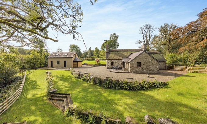 Bontnewydd Cottage | Penpompren is a beautiful thatched cottage located in the Cambrian Mountains.