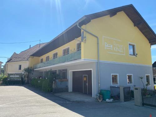 Offenhausen House | Pension Kinzl mit E-Ladestation