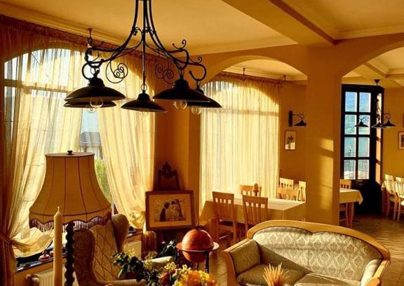 Eselnita House | Pensiunea Casa Mircea & Restaurant