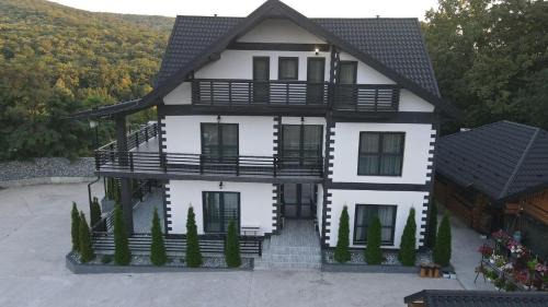 Husi House | Pensiunea VERA&MIR