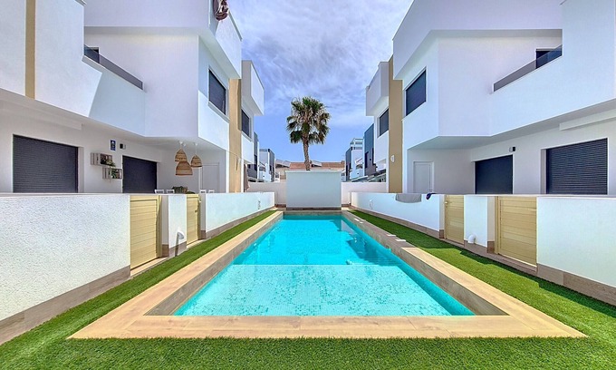 Lo Pagan Apartment | Penthouse with communal pool, close to the sea