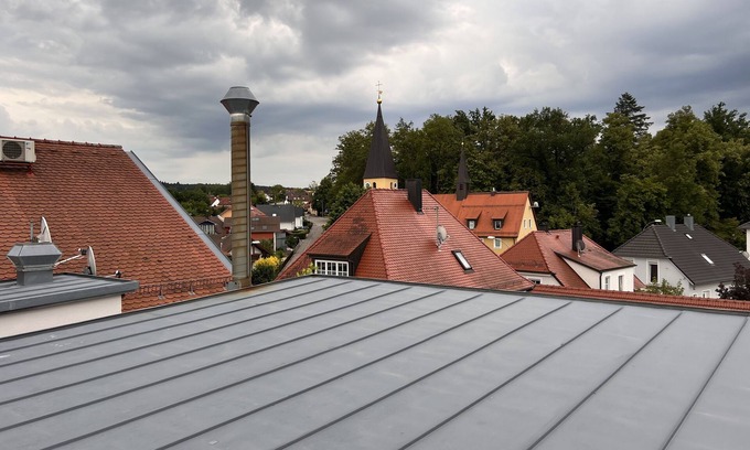 Roding Apartment | Penthouse above the rooftops with roof terrace and far-reaching views