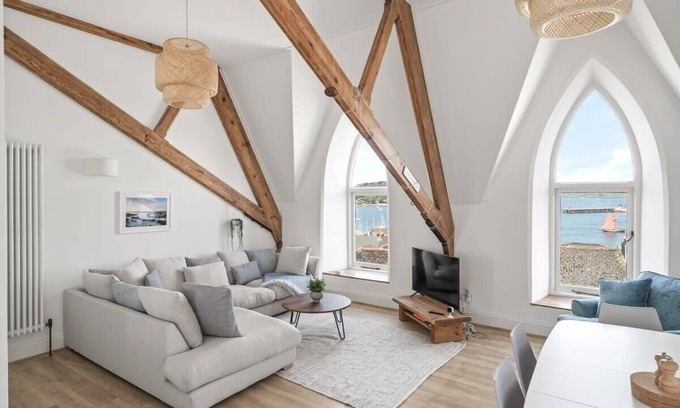 Mylor Churchtown Apartment | Penthouse Apartment with Sea Views, Falmouth