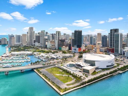 Downtown Miami Apartment | Penthouse Infinity heated pool and jacuzzi