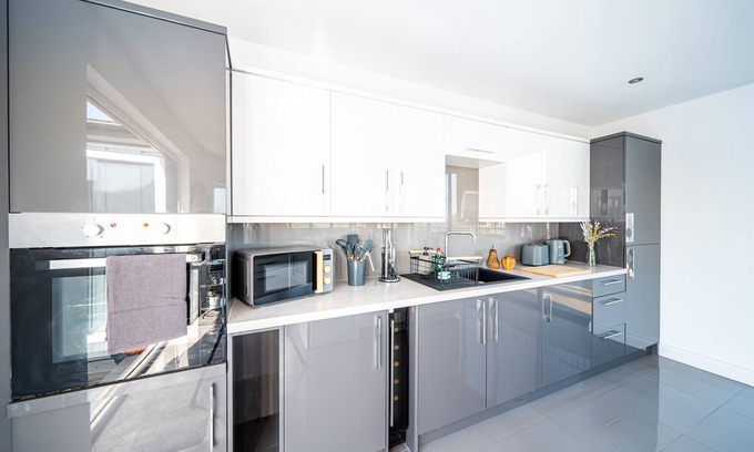 Barnsley Apartment | Penthouse with Glass Wall Views in Barnsley Centre