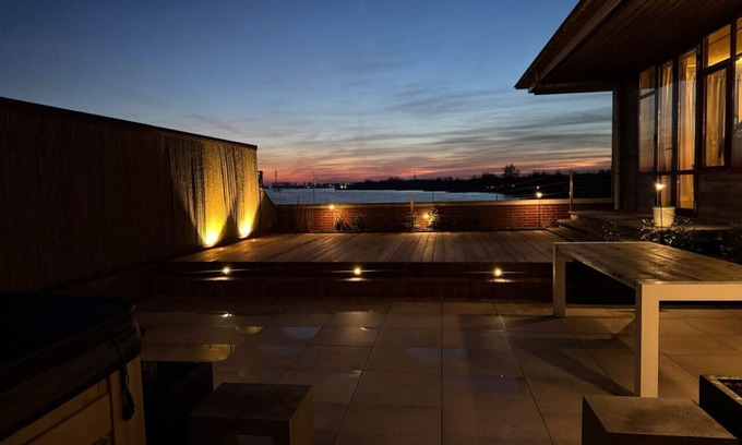Biddinghuizen Apartment | Penthouse with Jacuzzi and Sauna on the waterfront