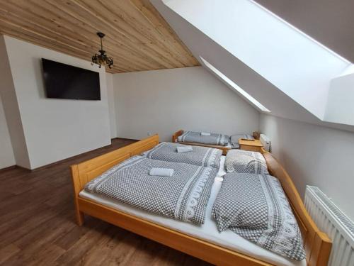 Malenice House | Penzion Na Statku- Květinový apartmán