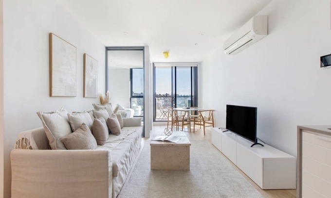 Parkville Apartment | Perched on Parkville A Minimalist Retreat w Pool