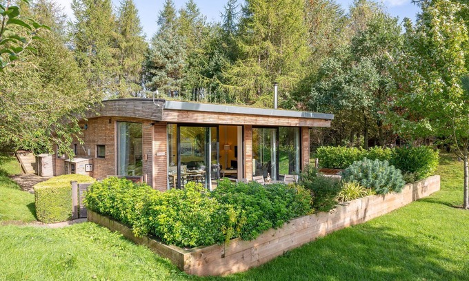 Richmond Cottage | Percy - a lodge that sleeps 6 guests in 3 bedrooms