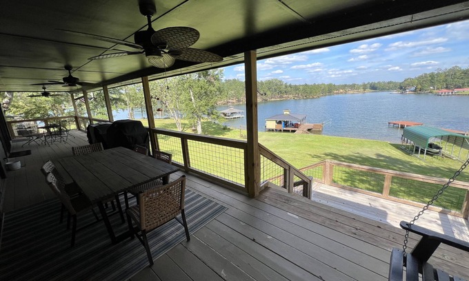 Milledgeville House | Perfect 1 Bedroom Lake Front Home 10 min from Downtown Milledgeville.