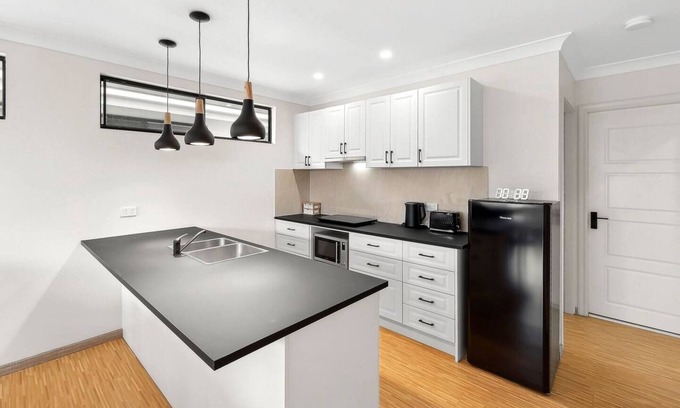 Mooroobool Apartment | PERFECT 2 BEDROOM APARTMENT FOR GROUPS IN INNER-CITY SUBURB CAIRNS