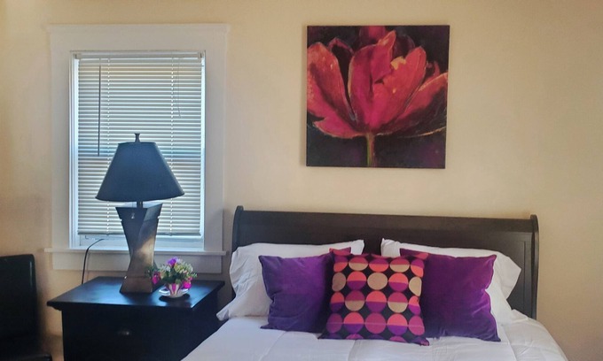 Sharon House | Perfect 2 bedroom,free parking 15min to Gillette stadium