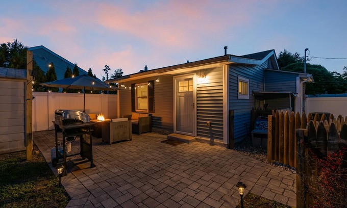 Wall House | Perfect 2BR Hideaway Just 3.5 Blocks to Beach & Boards | Fire Pit, Grill, Relax