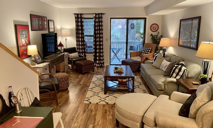 Athens Condo | Perfect Athens Getaway Townhome