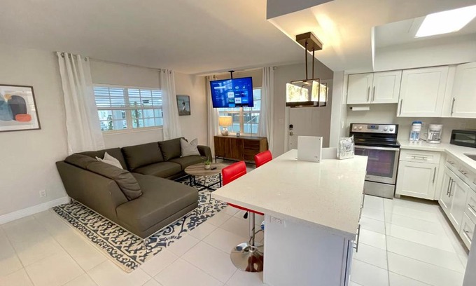 Lauderdale Beach Apartment | Perfect Beach Escape - Walk to Fort Lauderdale Beach