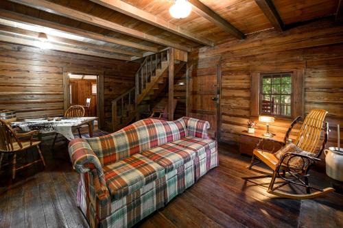Claxton House | Perfect Couple's or Solo Getaway: 1840s Log Cabin, Claxton, GA
