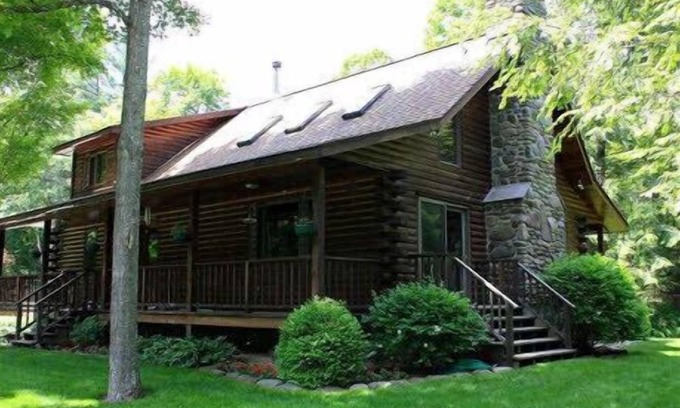 Lake Hill House | Perfect dream log house on creek with waterfalls, shorter stay for friends