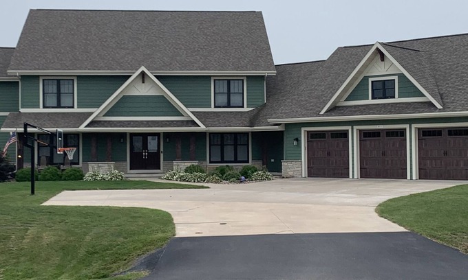 Butte Des Morts House | Perfect EAA Rental for a large group less than 10 miles from EAA!
