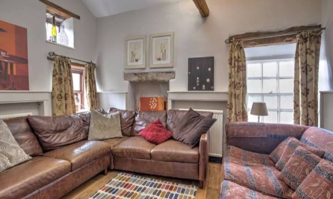 Peak District House | Perfect for all Large Groups in 7 all Ensuite Bedrooms . Pet Friendly