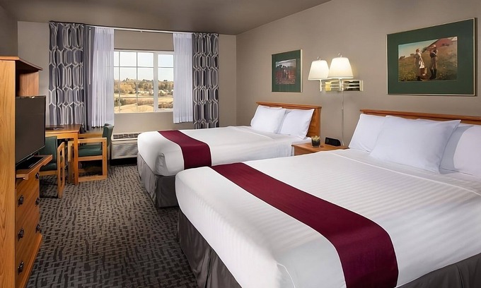 Pullman Hotel | Perfect For Family Getaway, Near WSU! Spacious Room w/Free Parking, Pool