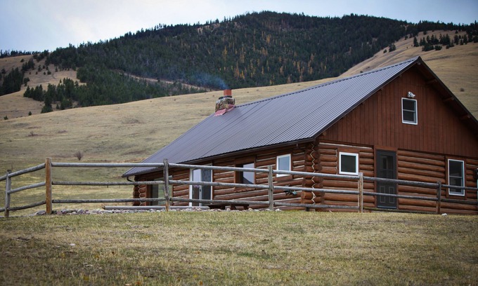 Glacier Country Cabin | Perfect for hiking, wildlife viewing and photography. Endless Mountain views!