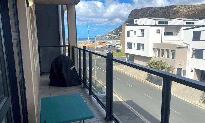 Redhill Apartment | Perfect for Longer Stays | Work & Relax w/parking