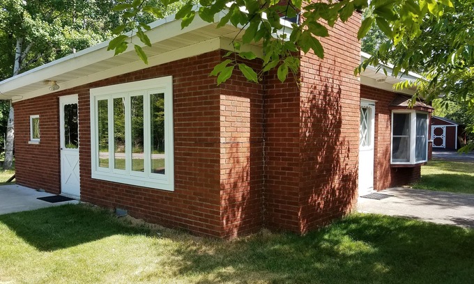 Idlewild House | Perfect getaway for all occasions. 1200sq ft. sleeps 8. Country atmosphere