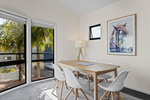 Vincentia Villa | Perfect Jervis Bay location & fresh modern living