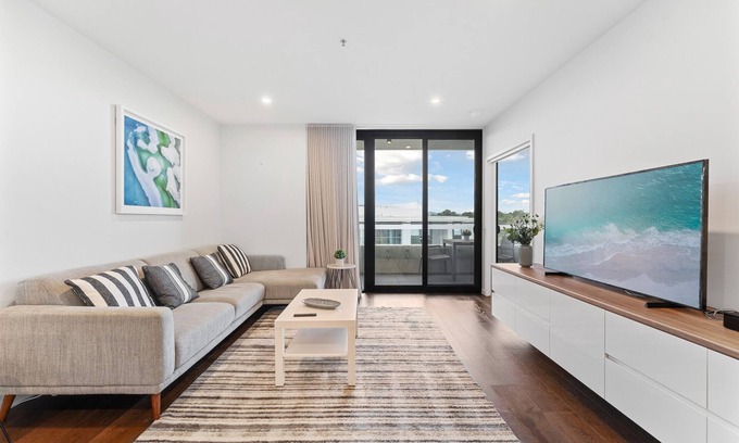 Kingston Apartment | Perfect Location 1-Bed with Balcony, BBQ & Parking