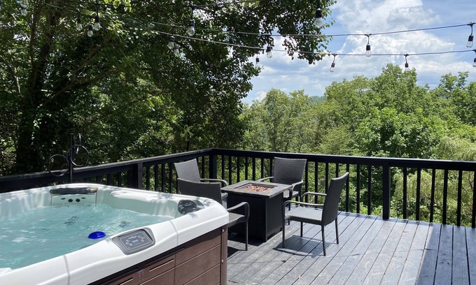 Murphy Cabin | Perfect Location, Close to town, Pet Friendly Cabin with a View, NEW HOT TUB