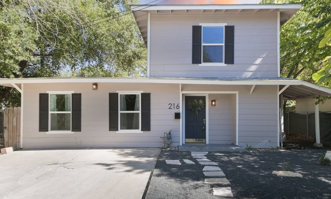 Mahncke Park House | Perfect near downtown location!