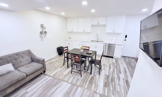 Valley Glen House | Perfect Private Getaway Near North Hollywood!