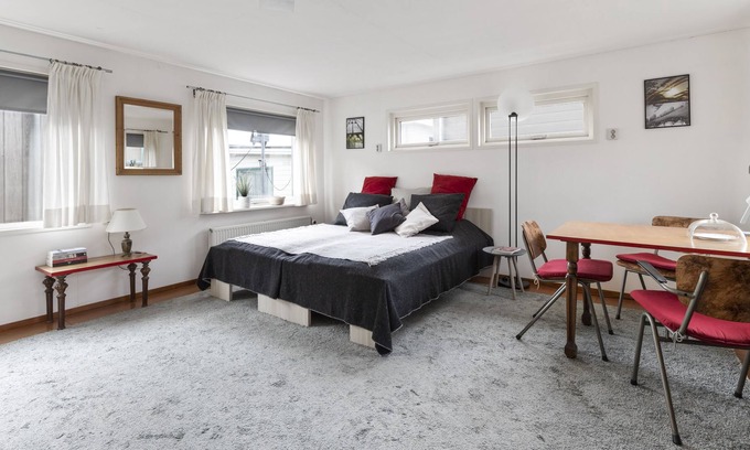 Stadionbuurt Bed & Breakfast | Perfect Private Studio In UNIQUE Houseboat Village!