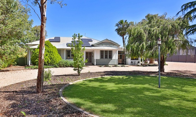 Nichols Point House | Perfect, quiet location, walking distance to Billabong, 8 Minute drive to town.