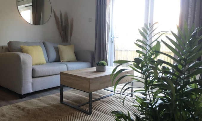 Poole House | Perfect retreat for two! One bed house with garden, minutes from sea front