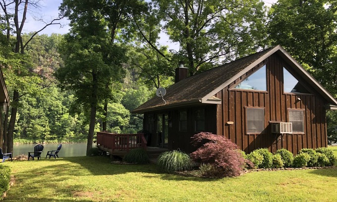 Cotter Cabin | Perfect spot for fishing the White River/Small cabin sleeps 2-4/1 Bdrm with loft