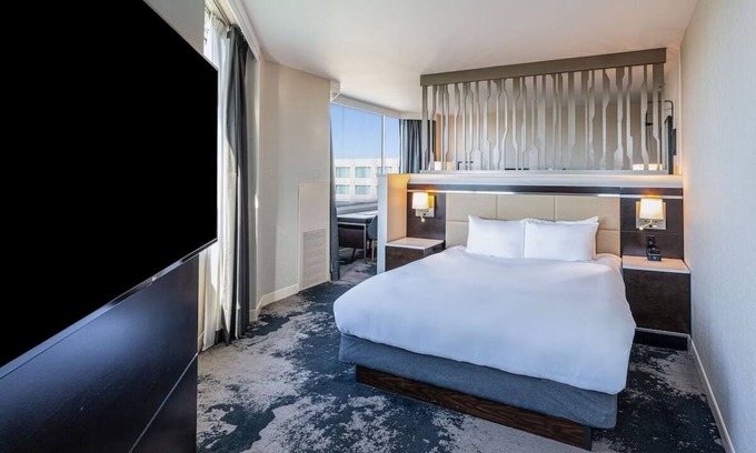 Redwood Shores Hotel | Perfect Spot for Unwinding! Pet-friendly Property w/Onsite Pool