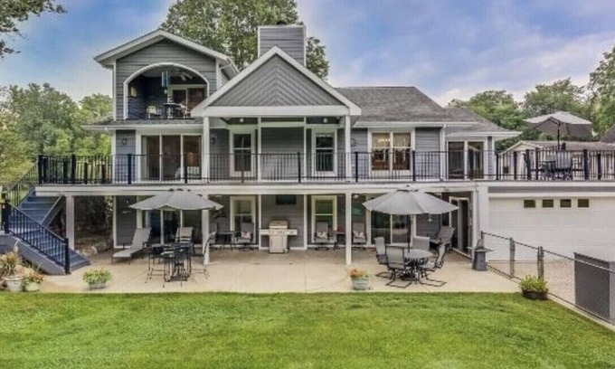 Edwardsburg House | Perfect Vacation Home! 2 Master Suites! Game Rm Arcade Fish Kayak 15 Mins to ND