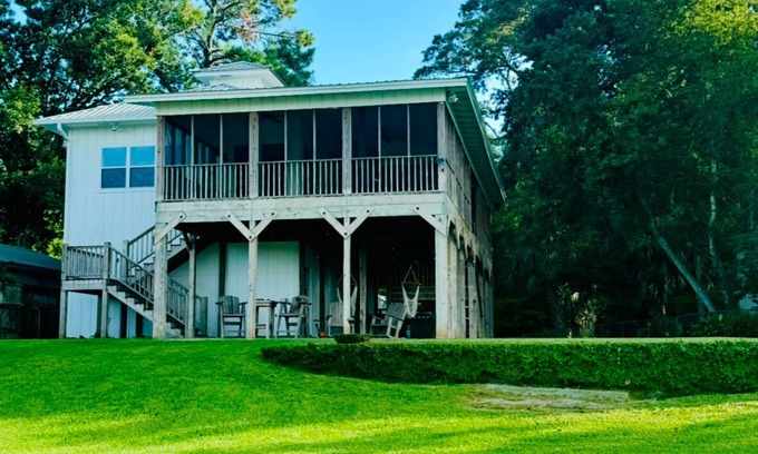 Mobile House | Perfect waterfront home on Dog River, Mobile, AL. Bring your boat!